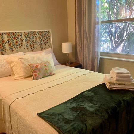 Villa Olivia Guest Rooms Холивуд Екстериор снимка