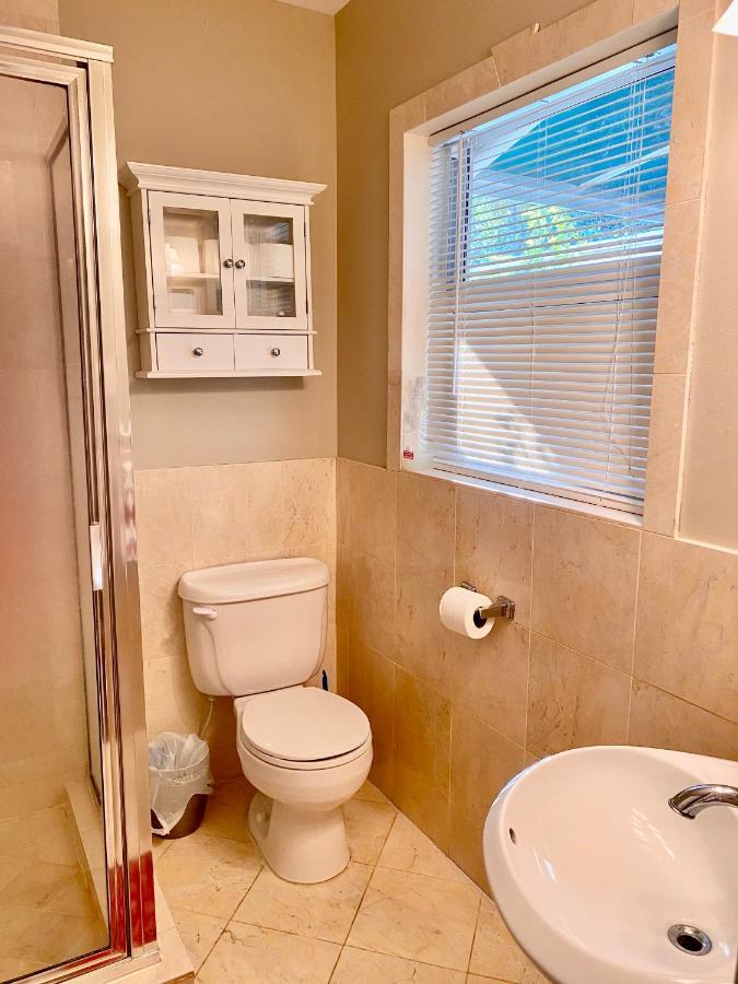 Villa Olivia Guest Rooms Холивуд Екстериор снимка