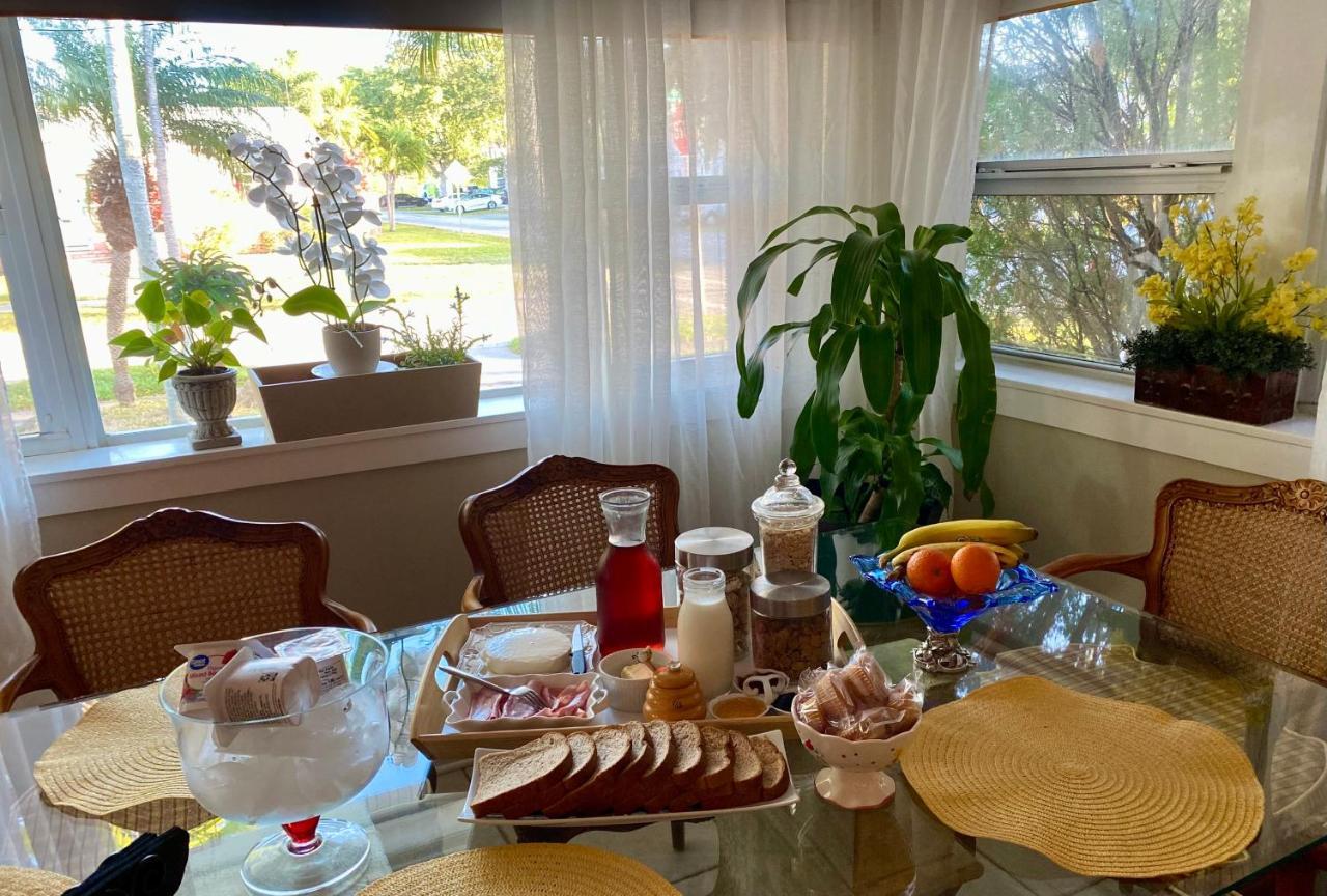 Villa Olivia Guest Rooms Холивуд Екстериор снимка
