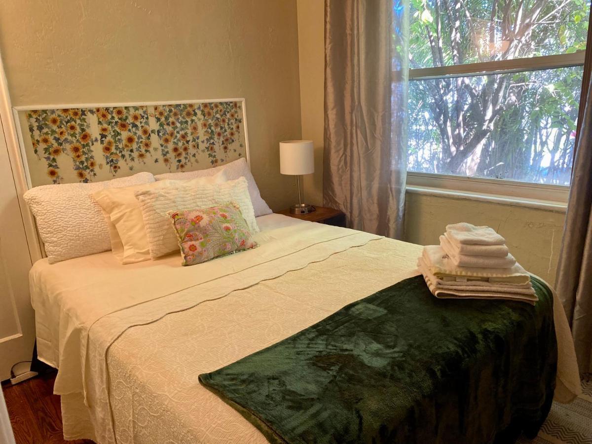 Villa Olivia Guest Rooms Холивуд Екстериор снимка